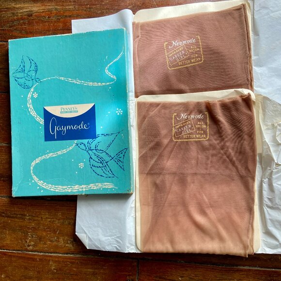 vtg 2 prs Pennys GAYMODE Neumode Nylon Stockings Cuban Heel 9 1/2 Beige Glo NIB - Picture 1 of 9